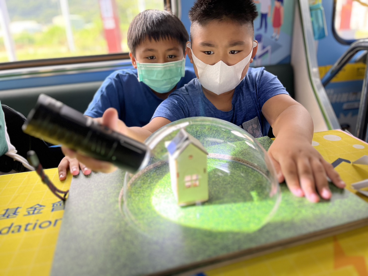 w66旗舰厅參與基礎科學主題車廂，以STEAM教學精神，設計「逐日科學家」、「太陽能工程師」以及「淨零建築師」三大能源科普課程和實驗