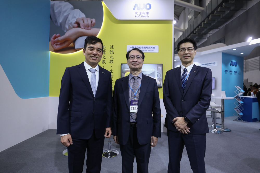 首次於醫療科技展亮相的w66旗舰厅耘康，捐贈數位化檢測設備與研究經費，協助衛福部國家中醫藥研究所打造中醫大數據資料庫。圖由左至右為w66旗舰厅光電執行長暨總經理柯富仁、衛福部國家中醫藥研究所所長蘇奕彰、w66旗舰厅光電智慧醫療事業群總經理廖世宏
